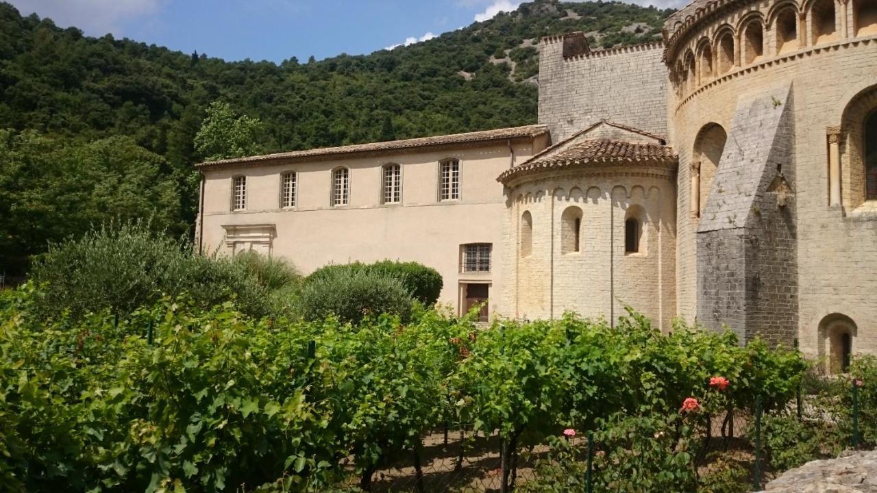 Gite De La Tour Saint-Guilhem-le-Desert Exteriör bild