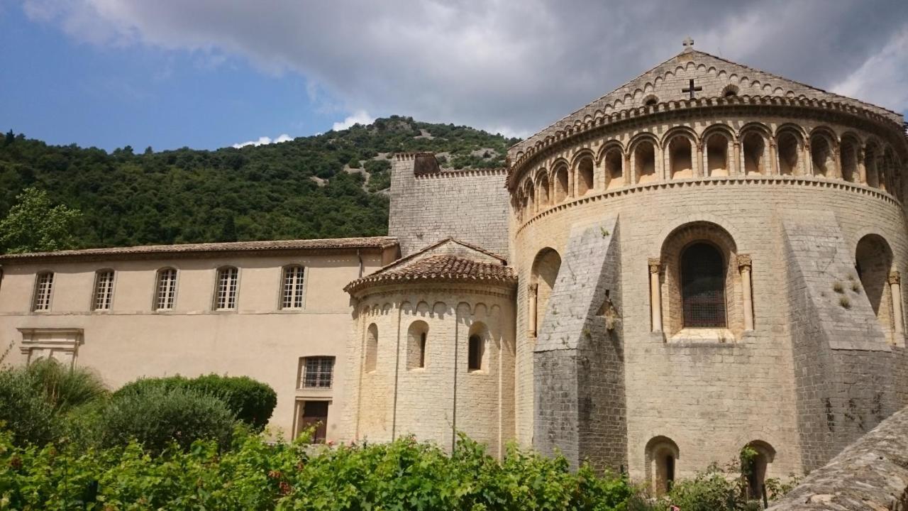 Gite De La Tour Saint-Guilhem-le-Desert Exteriör bild