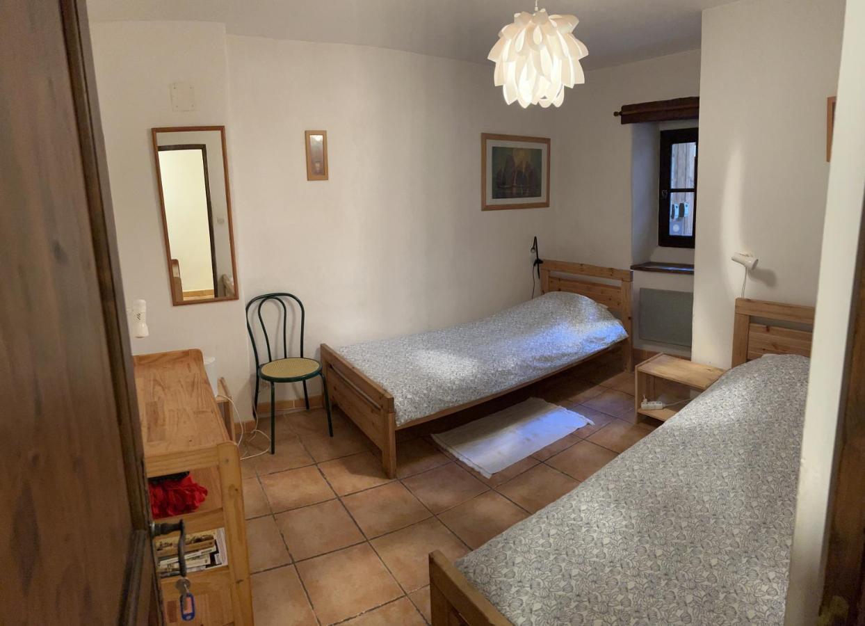 Gite De La Tour Saint-Guilhem-le-Desert Exteriör bild